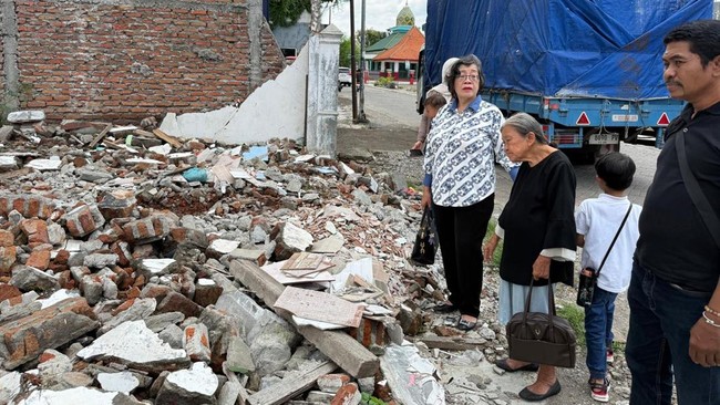 Nenek Elina Widjajanti, warga Surabaya yang diusir paksa segerombol ormas dari rumahnya, memandangi rumahnya yang telah rata dengan tanah. (Foto: Arsip Wellem Mintarja)